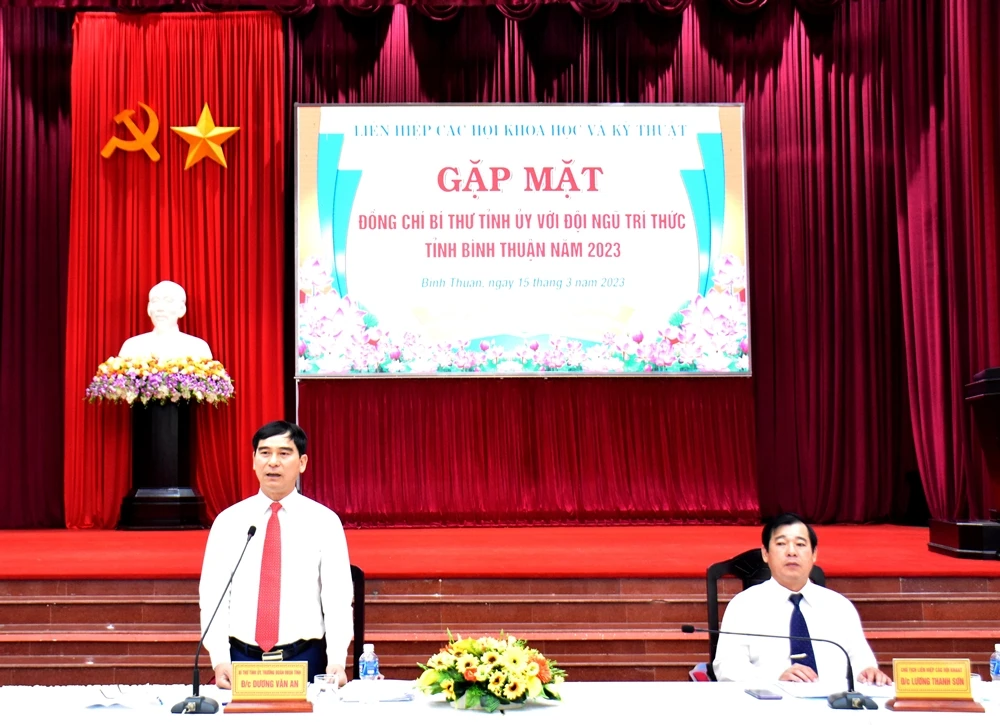 Ông Dương Văn An chia sẻ và trao đổi với các đại biểu trong buổi gặp mặt