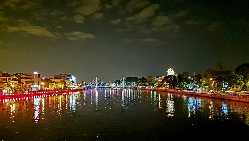 Sông Cà Ty về đêm nhìn từ cầu Trần Hưng Đạo. Ảnh: PN