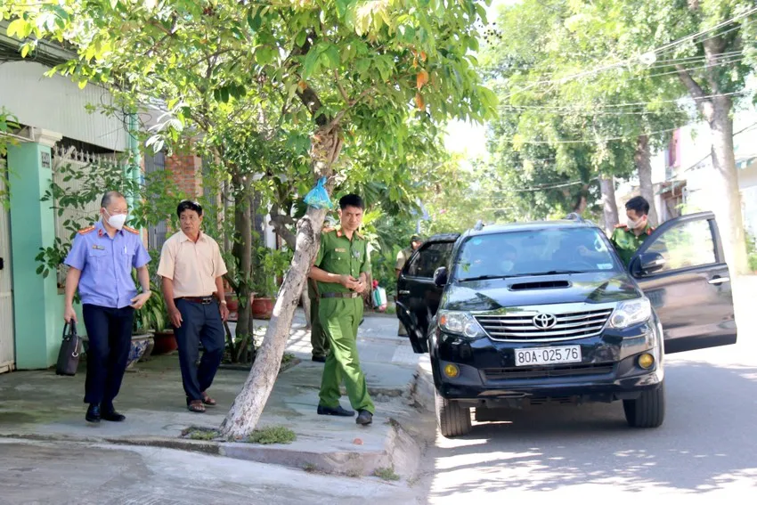 Khám xét nhà riêng ông Nguyễn Văn Phong, cựu Phó chủ tịch tỉnh Bình Thuận.