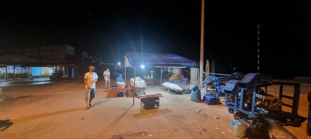 Gia đình lo hậu sự cho thuyền viên xấu số. Ảnh PĐ.