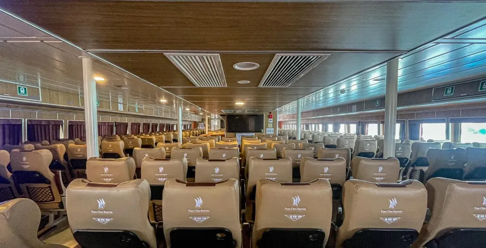 Khoang ngồi phổ thông rộng rãi, hiện đại.