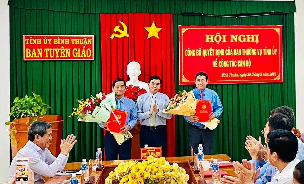 Ông Nguyễn Hoài Anh (giữa) trao quyết định và tặng hoa chúc mừng ông Võ Thanh Bình (trái) và ông Tiêu Hồng Phúc (phải). Ảnh: TH