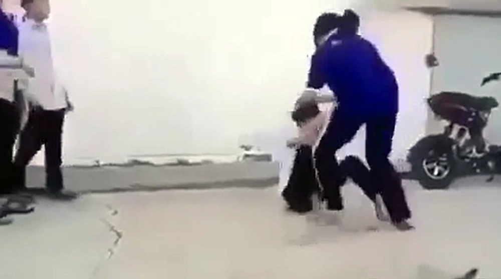 Em Q bị đánh đập rất dã man. Ảnh cắt từ clip.