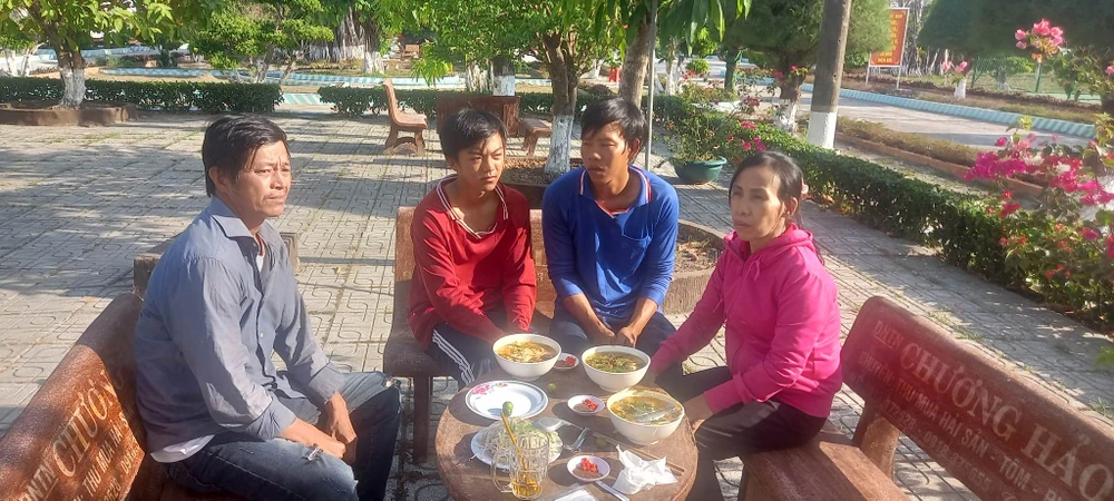 Gia đình 2 thanh thiếu niên đã gặp lại con. Ảnh TS.