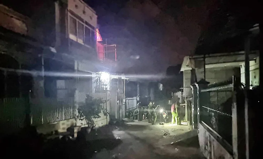 Cảnh sát khám nghiệm hiện trường lúc rạng sáng nay 4-4. Ảnh: PĐ