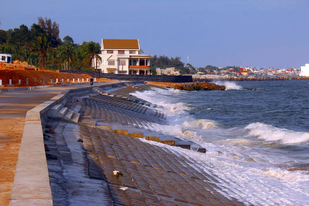 Đoạn kè xây sai vị trí. Ảnh: PN