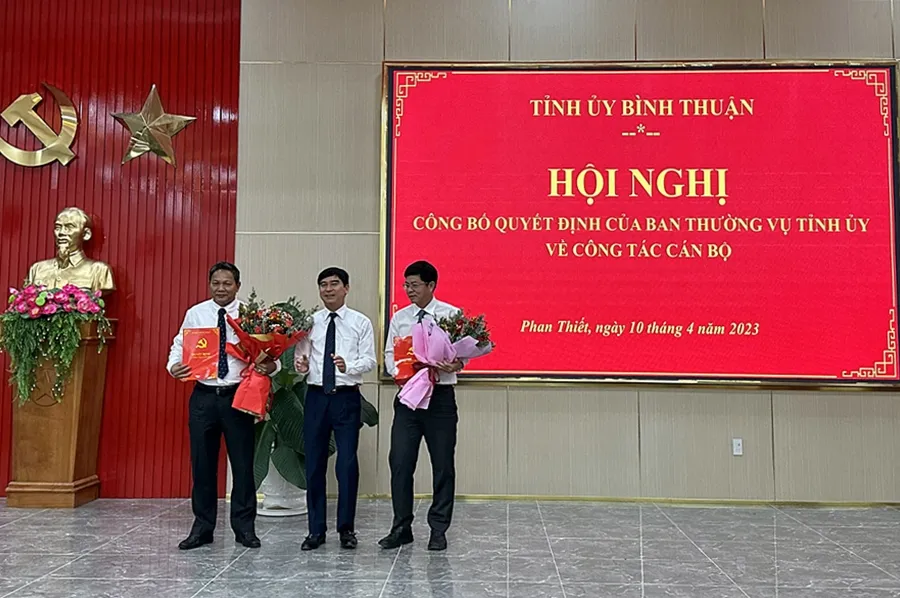 Ông Dương Văn An (giữa) Bí thư Tỉnh ủy Bình Thuận trao quyết định và tặng hoa chúc mừng ông Phạm Văn Nam (bìa trái) và ông Nguyễn Hồng Hải (bìa phải). Ảnh PP. Ông Dương Văn An (giữa) Bí thư Tỉnh ủy Bình Thuận trao quyết định và tặng hoa chúc mừng ông Phạm Văn Nam (bìa trái) và ông Nguyễn Hồng Hải (bìa phải). Ảnh PP.