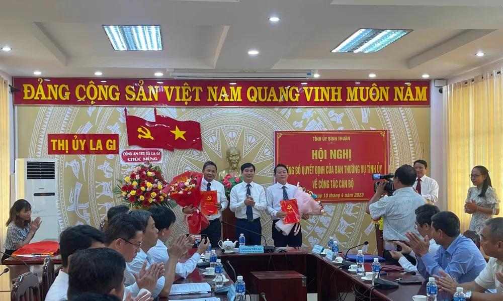 Ông Dương Văn An (giữa) Bí thư Tỉnh ủy Bình Thuận trao quyết định, tặng hoa chúc mừng ông Nguyễn Hồng Pháp (bìa phải) và ông Phạm Văn Nam (bìa trái). Ông Dương Văn An (giữa) Bí thư Tỉnh ủy Bình Thuận trao quyết định, tặng hoa chúc mừng ông Nguyễn Hồng Pháp (bìa phải) và ông Phạm Văn Nam (bìa trái).