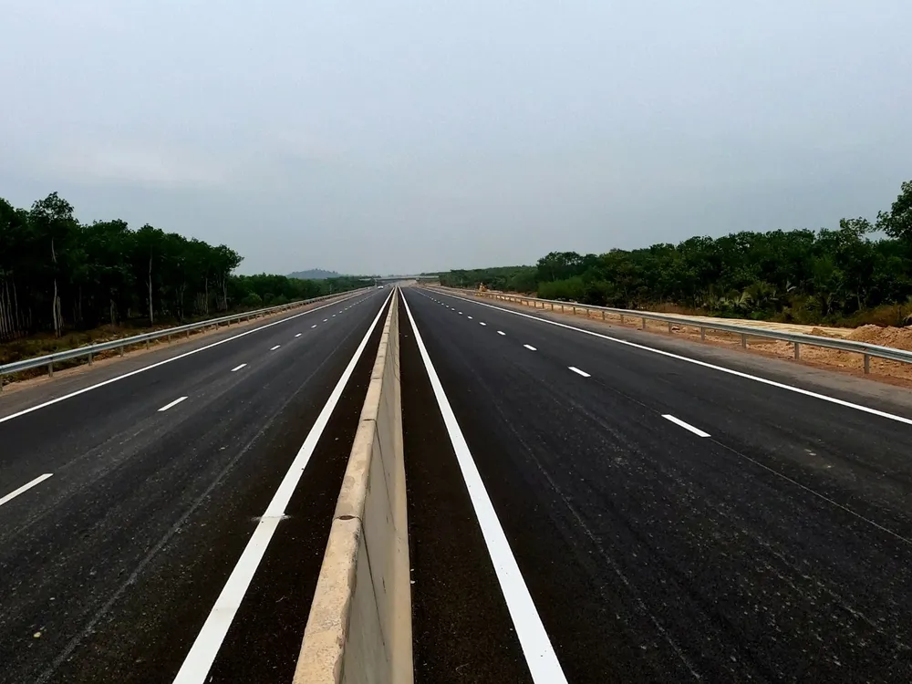 Nhiều đoạn đường đã sơn, kẻ. Ảnh PN.