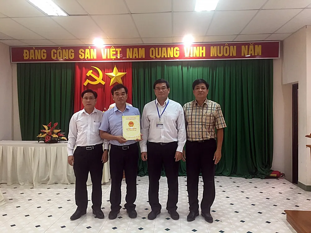 BS Nguyễn Quốc Việt (bìa phải). Ảnh PĐ