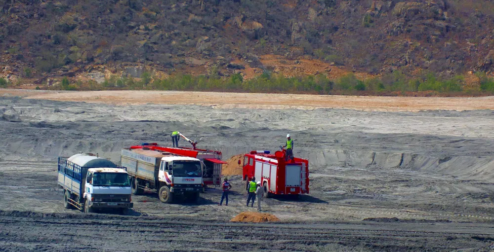 Lượng tro xỉ tại Trung tâm Điện lực Vĩnh Tân rất lớn nhưng tiêu thụ chậm. Ảnh PN.