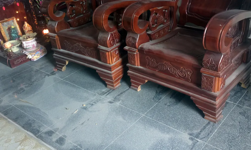 Một căn nhà của dân ở Vĩnh Tân mở cửa ra là đầy bụi.