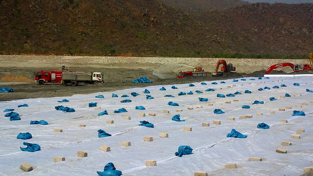 Một bãi xỉ khổng lồ ở Vĩnh Tân.