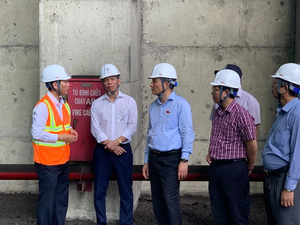 Ông Lê Quang Huy (thứ 3 từ trái sang) Ủy viên Ban Thường vụ Quốc hội và ông Nguyễn Hữu Thông (thứ 4 từ trái sang) Phó Đoàn ĐBQH Bình Thuận làm việc với lãnh đạo Nhà máy Nhiệt điện Vĩnh Tân 4.