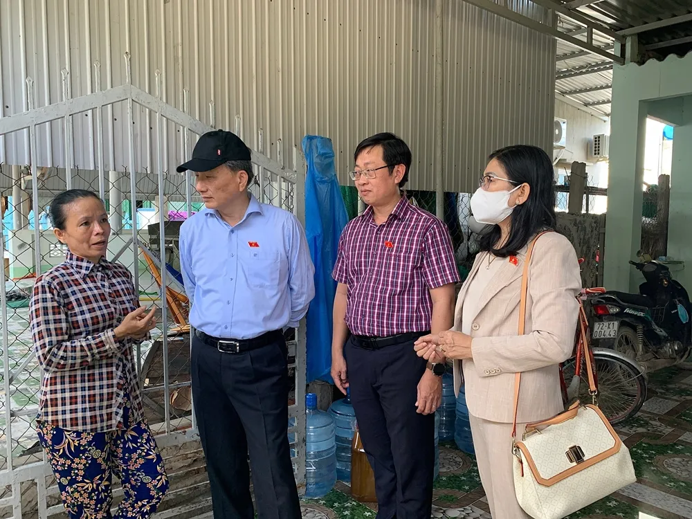 Đoàn giám sát của Quốc hội gặp gỡ người dân thôn Vĩnh Phúc.