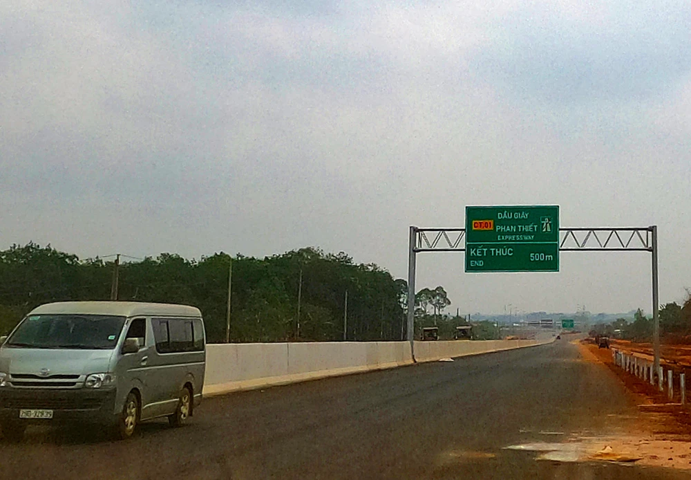 Đoạn kết thúc cao tốc Phan Thiết - Dầu Giây. Ảnh: PN. Đoạn kết thúc cao tốc Phan Thiết - Dầu Giây. Ảnh: PN.