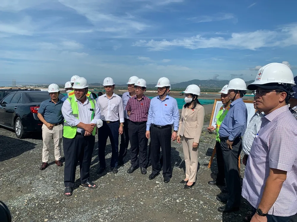 Đoàn giám sát của Quốc hội kiểm tra tại Trung tâm Điện lực Vĩnh Tân.