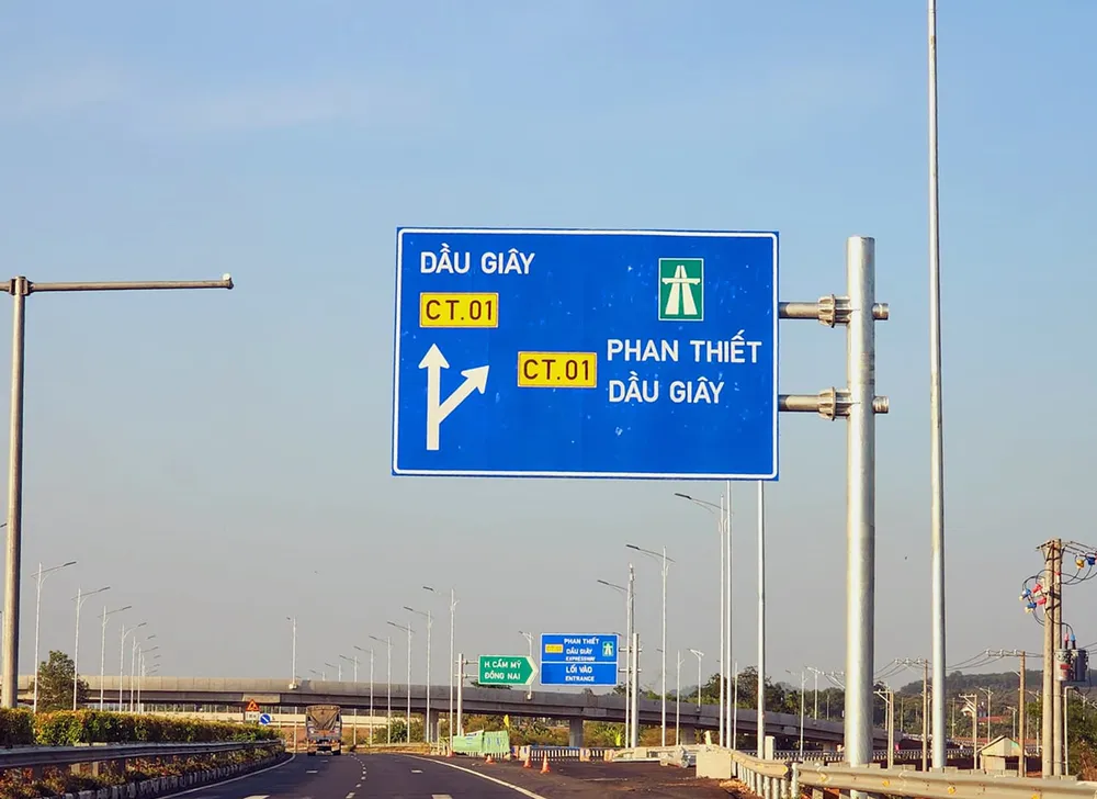 Đường rẽ vào cao tốc Phan Thiết Dầu Giây từ nút giao cao tốc Long Thành-Dầu Giây.