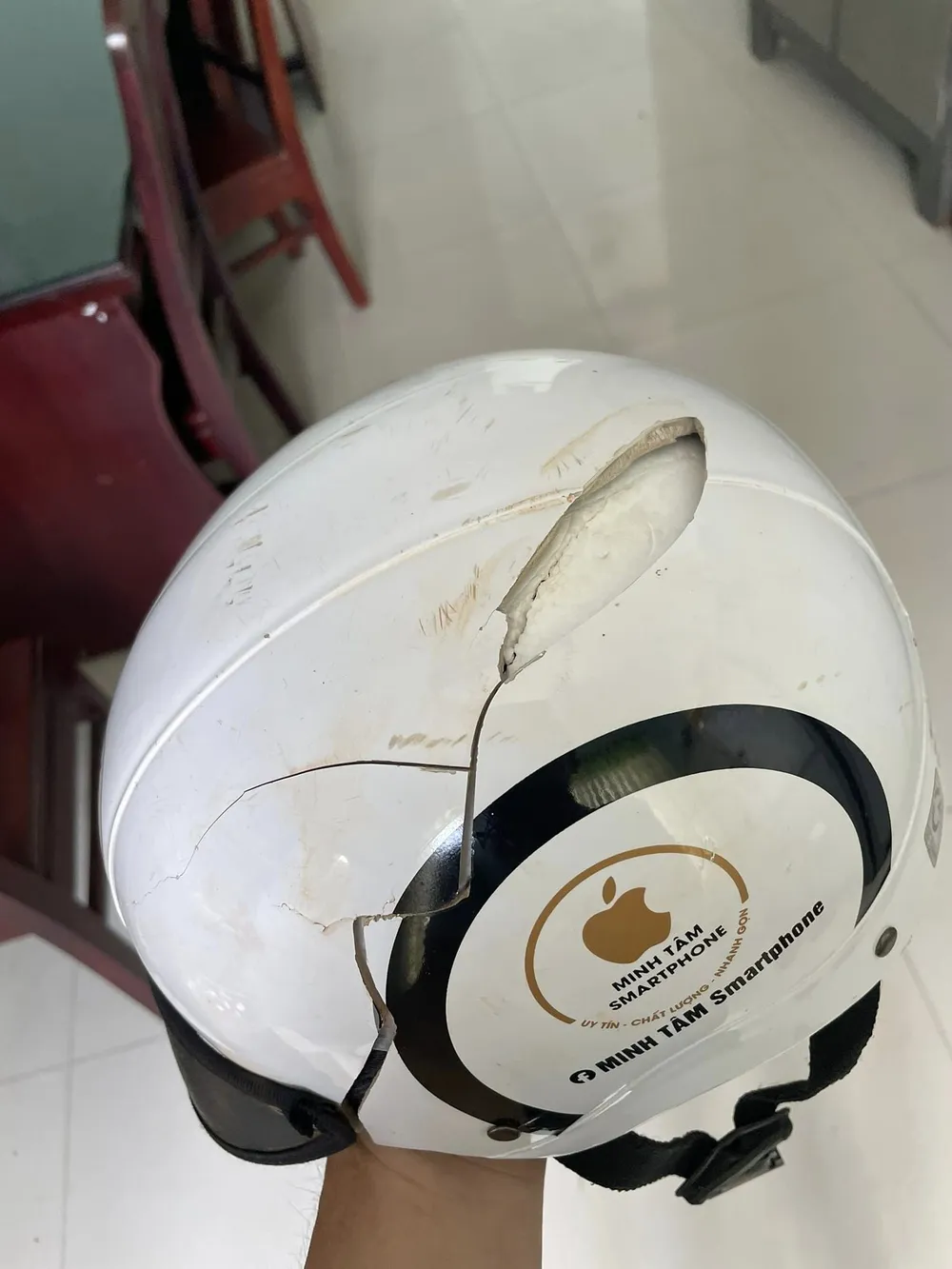 Mũ bảo hiểm của Trung úy Nam bị đánh vỡ. Mũ bảo hiểm của Trung úy Nam bị đánh vỡ.