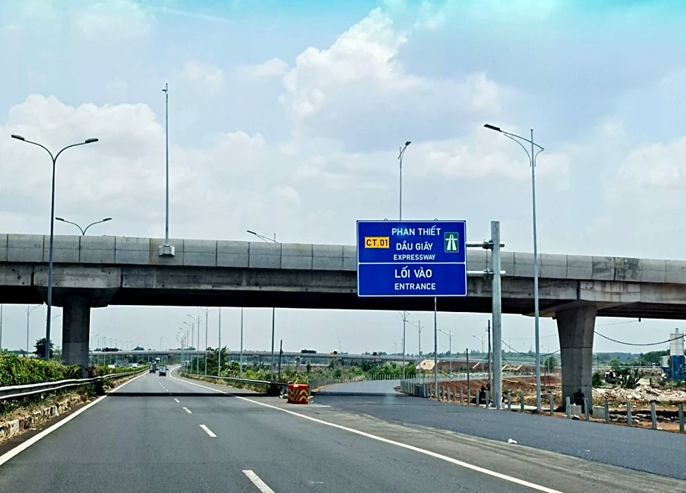 Công nhân thi công hàng rào tại nút giao vào chiều 27-4. Ảnh: PN.