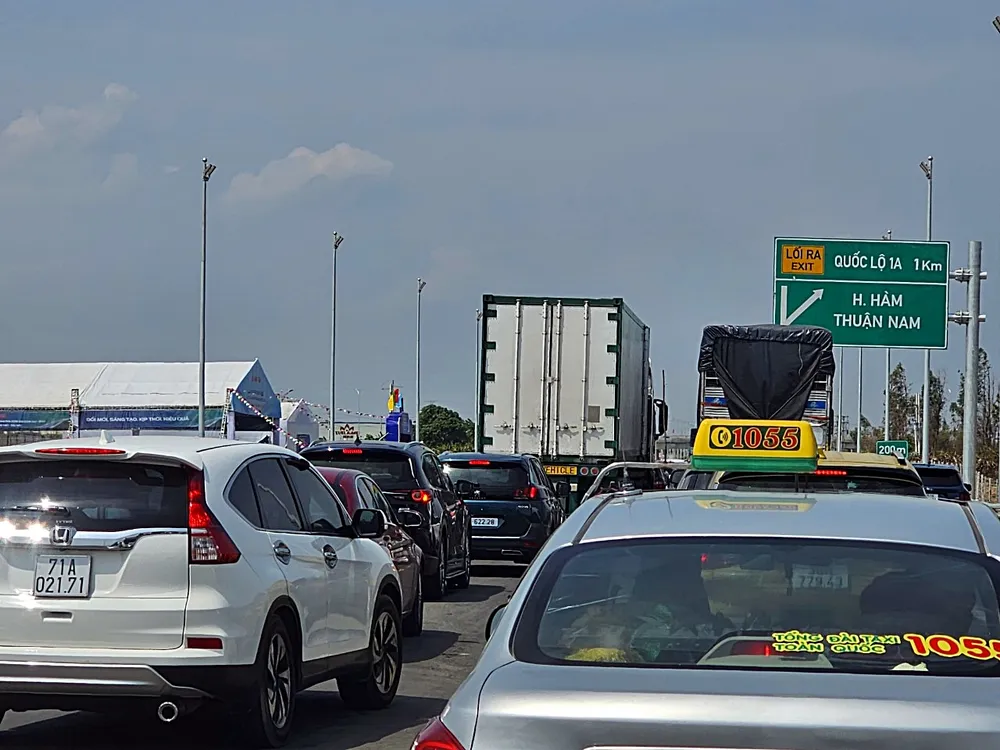 Kẹt xe nghiêm trọng tại nút giao dẫn ra QL1A. Ảnh PN