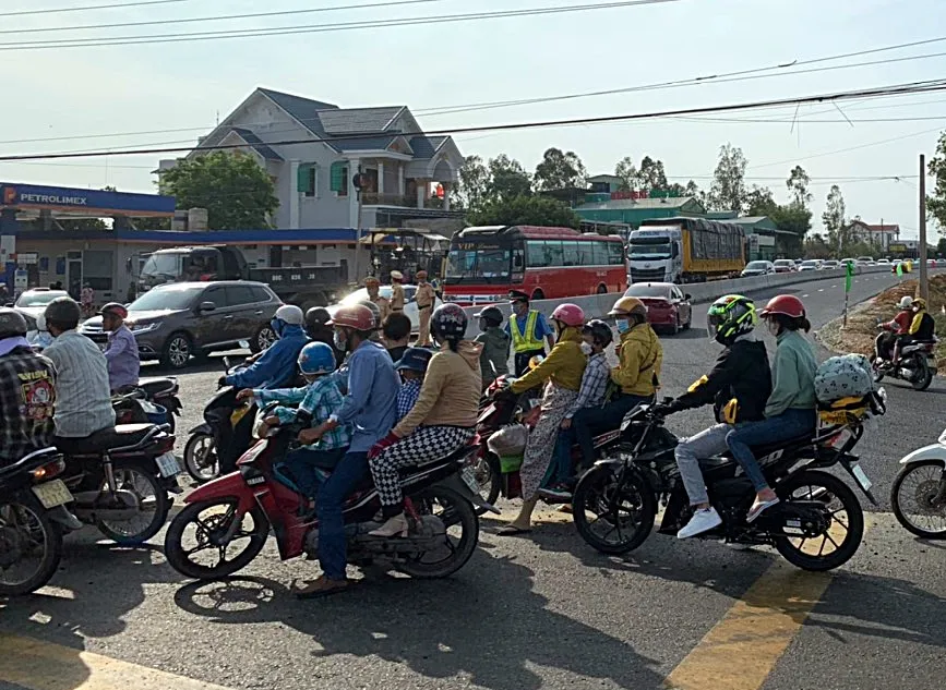 CSGT điều tiết giao thông tại nút giao Hàm Kiệm sáng 30-4. Ảnh PN