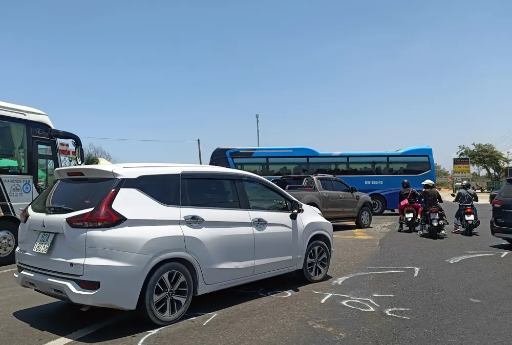 Xịt sơn xuống mặt đường hướng dẫn vào cao tốc. Ảnh PN.