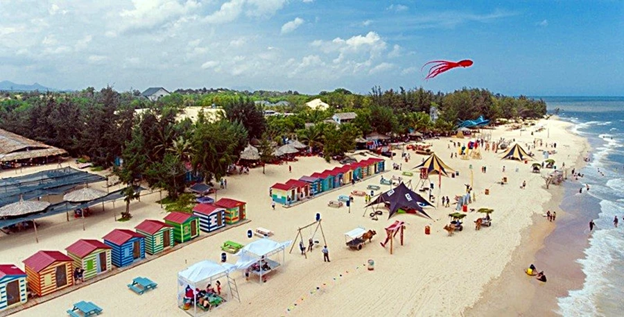 Xe bò vận chuyển du khách trên bãi biển Cam Bình, La Gi. Ảnh: PN Xe bò vận chuyển du khách trên bãi biển Cam Bình, La Gi. Ảnh: PN