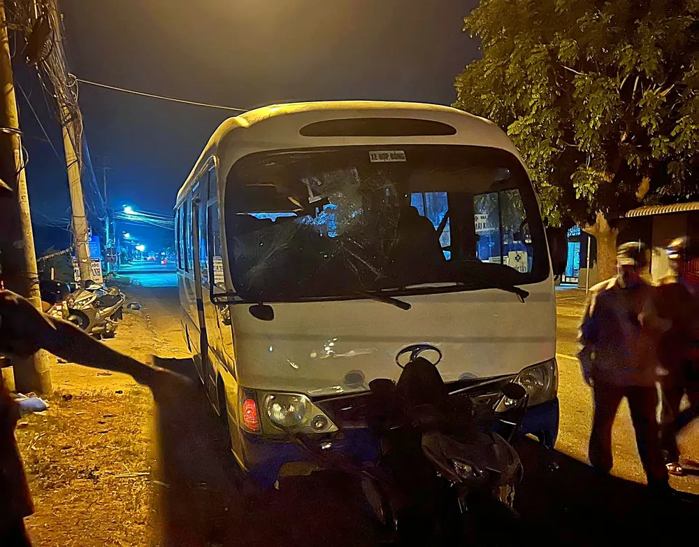 Xe khách gây tai nạn đêm 30-4. Ảnh: PP Xe khách gây tai nạn đêm 30-4