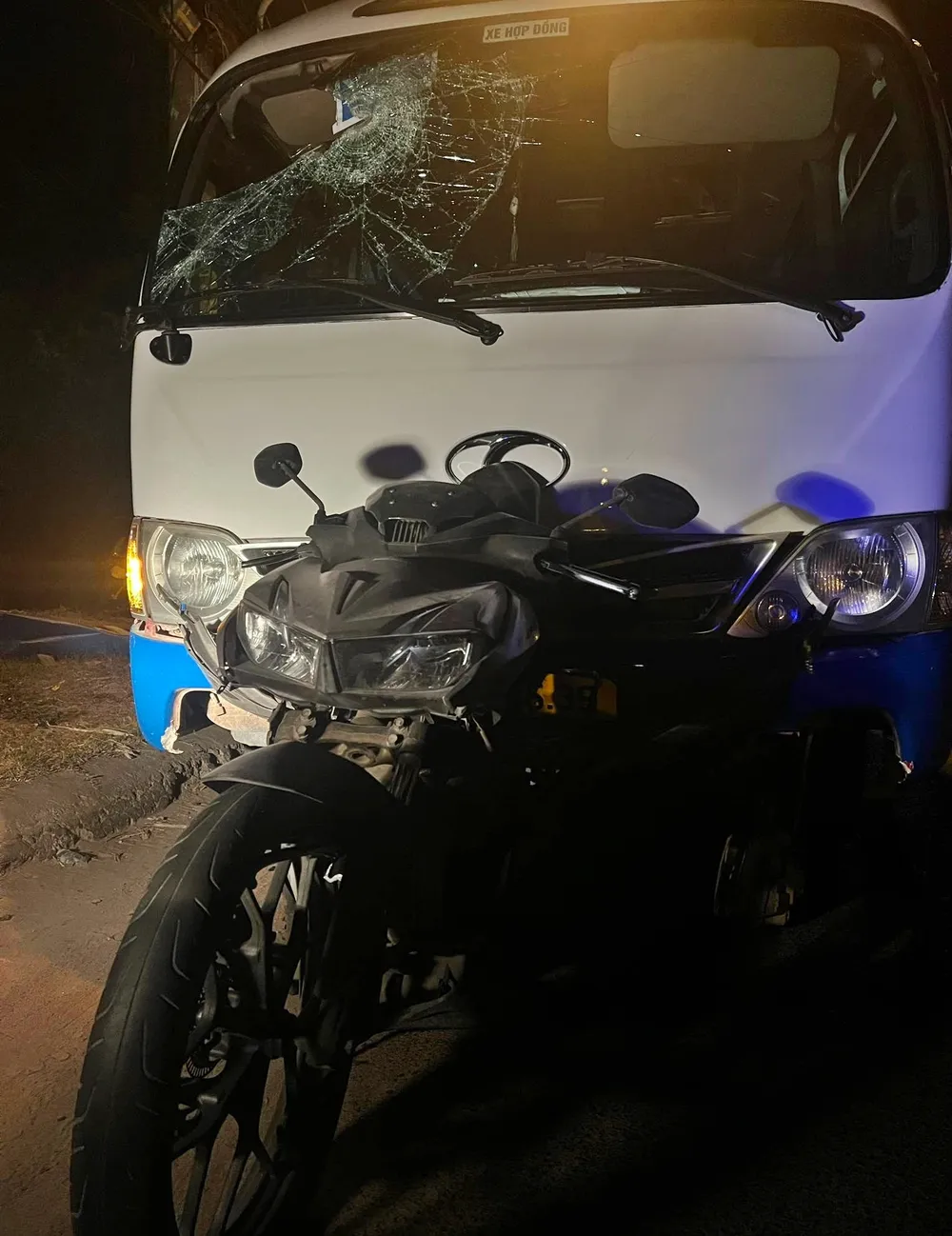 Xe khách sau khi gây tai nạn và lái xe bỏ trốn. Ảnh: PP Xe khách sau khi gây tai nạn và lái xe bỏ trốn