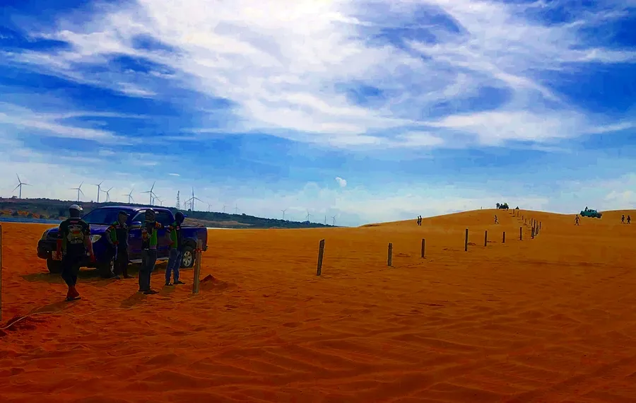 Cắm cọc cảnh báo không cho người và phương tiện vào khu vực sạt lở. Cắm cọc cảnh báo không cho người và phương tiện vào khu vực sạt lở.