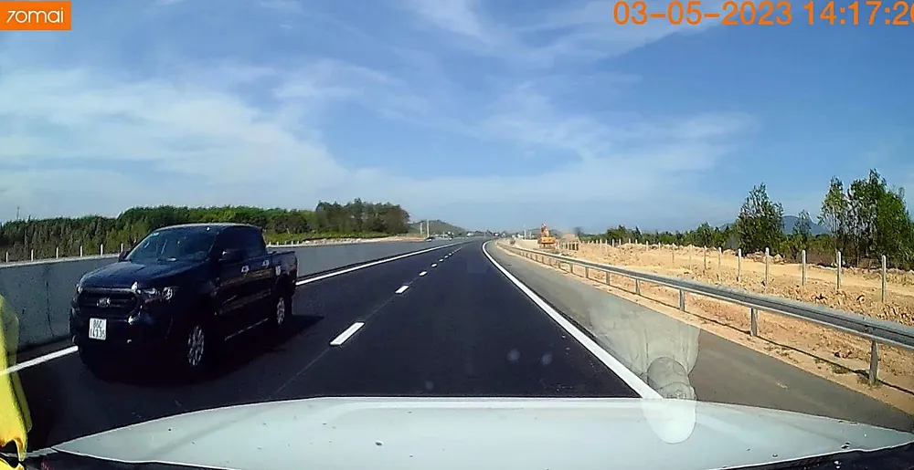 Ô tô 7 chỗ chạy ngược chiều bị camera hành trình ghi lại vào chiều 3-5.