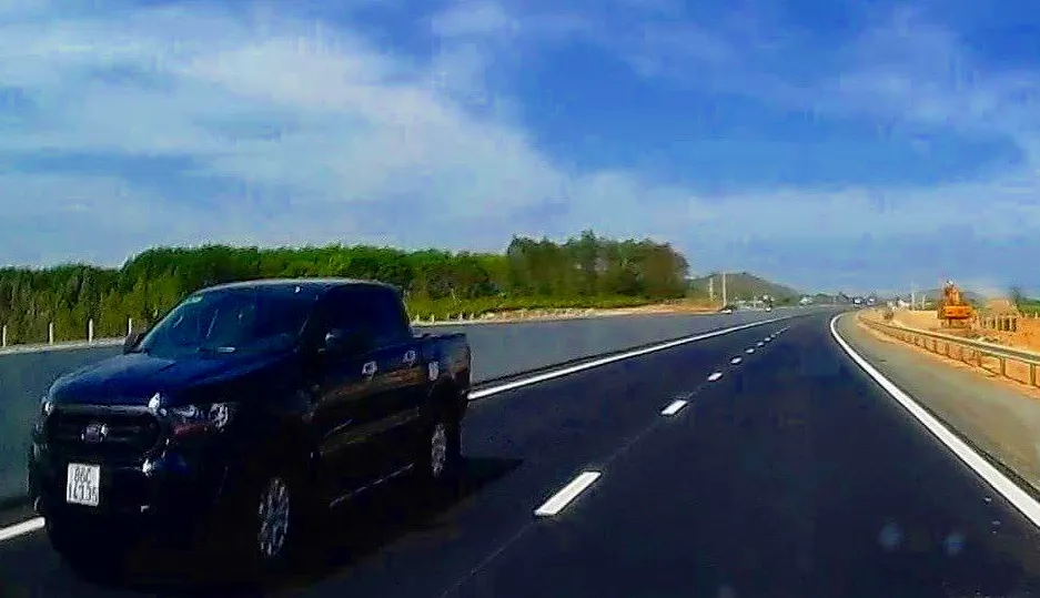 Hành động chạy ngược chiều trên đường cao tốc của lái xe quá liều lĩnh, nguy hiểm.