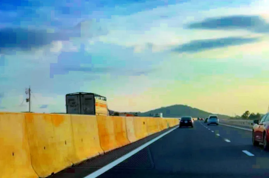 Xe tải chạy ngược chiều trên cao tốc đã bị tạm giữ. Ảnh cắt từ camera.