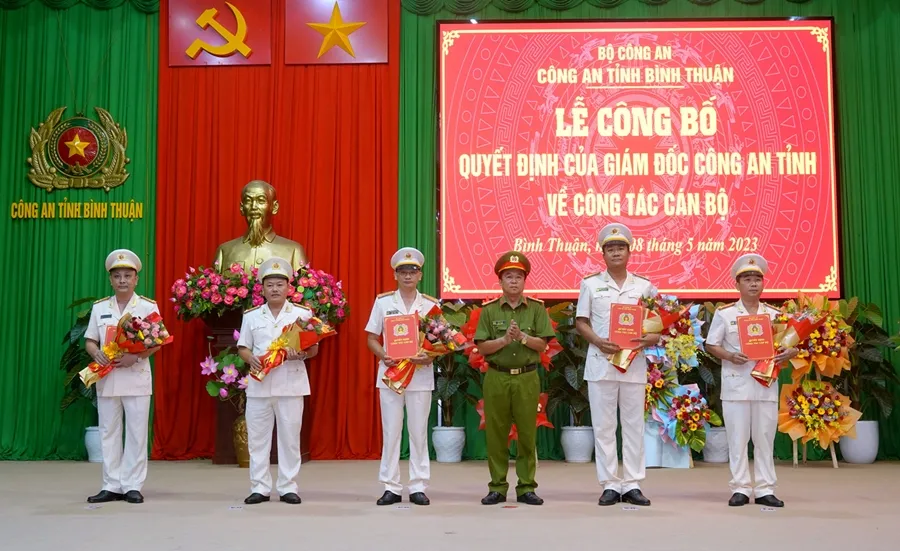 Đại tá Đinh Kim Lập trao quyết định điều động, bổ nhiệm cho 5 sĩ quan. Ảnh NHƯ Ý.