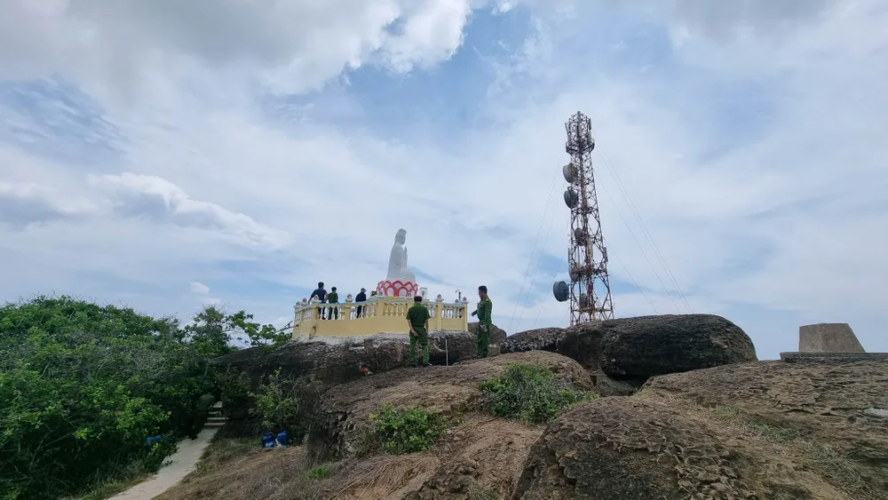 Cơ quan điều tra Công an tỉnh Bình Thuận đã có mặt tại hiện trường. Ảnh: PĐ
