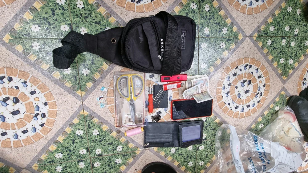 Vật dụng cá nhân của nạn nhân vừa tìm được. Ảnh PĐ.