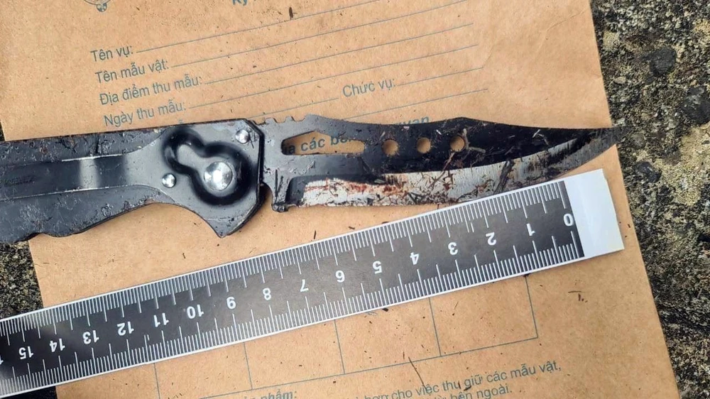 Con dao nghi là hung khí có liên quan. Ảnh PĐ.