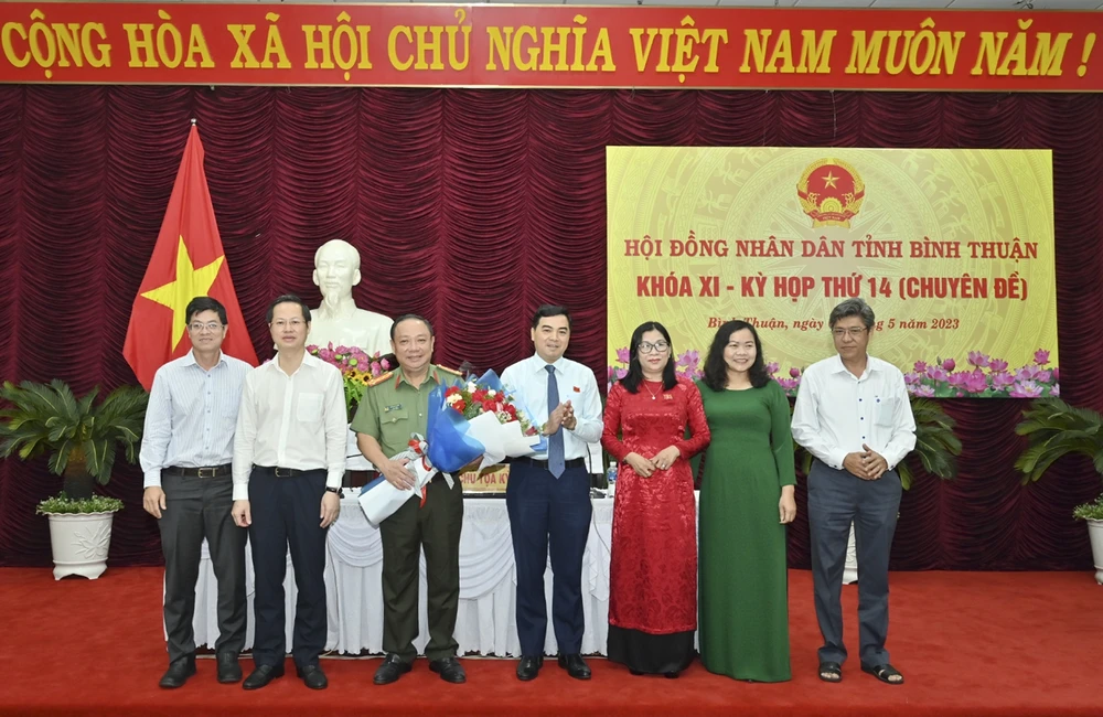 Lãnh đạo HĐND, UBND tỉnh chúc mừng Đại tá Lê Quang Nhân. Ảnh ĐH.