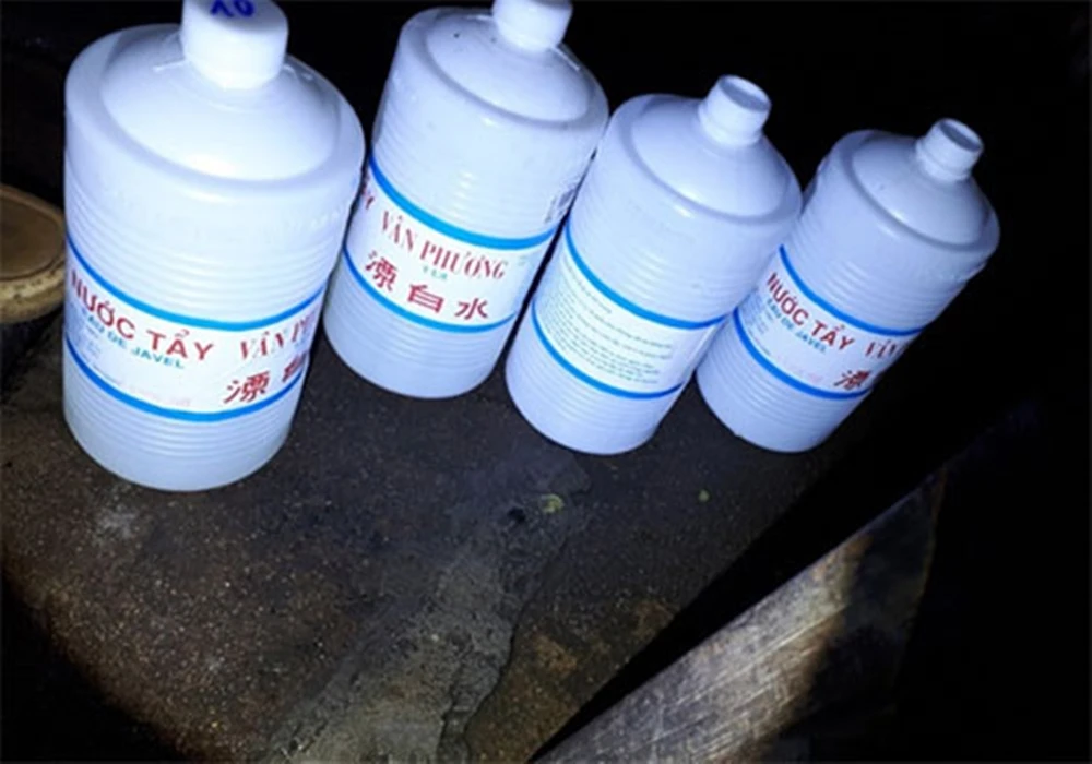 Nước tẩy nhà tắm để tẩy trắng măng chua, giá đỗ bị cảnh sát bắt quả tang tại một cơ sở ở Phan Thiết năm 2017