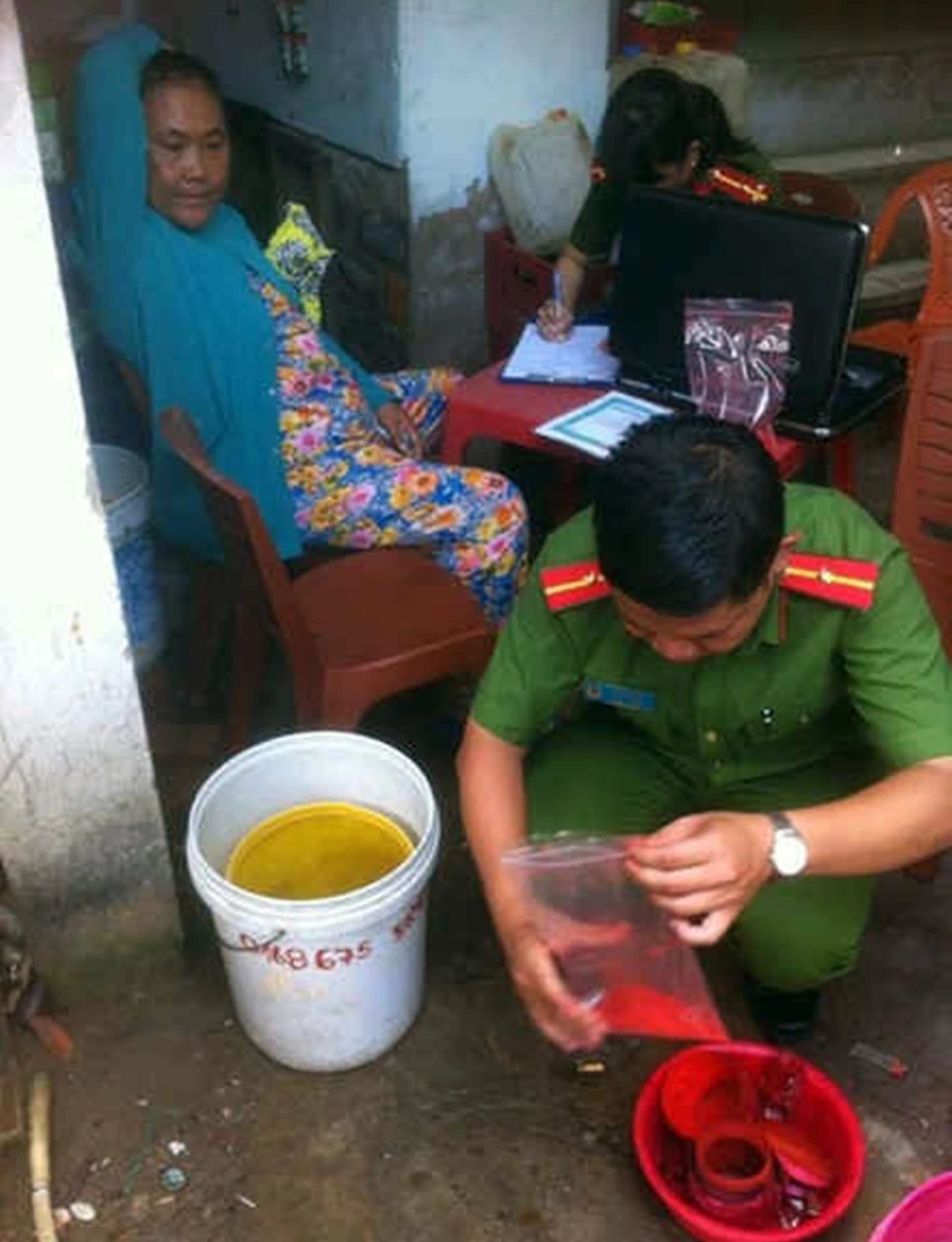 Cảnh sát bắt quả tang cơ sở nhuộm đỏ tôm khô năm 2016 tại Phan Thiết