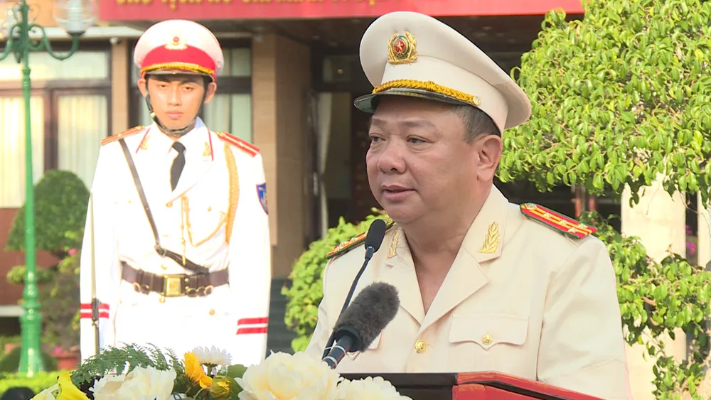 Đại tá Lê Quang Nhân báo công tại Bảo tàng Hồ Chí Minh - Chi nhánh Bình Thuận. Ảnh: NY