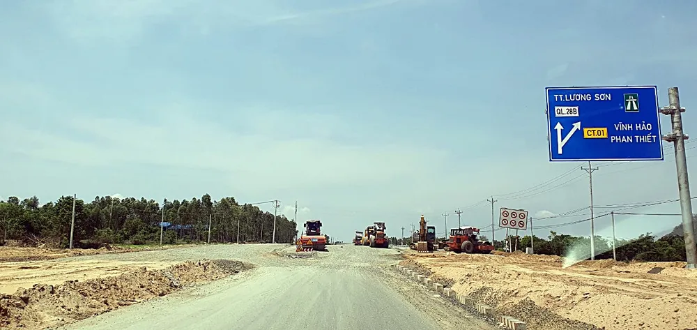 Tại nút giao QL28 vẫn đang được thi công. Ảnh: PHƯƠNG NAM