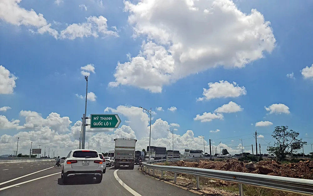 Đường rẽ từ cao tốc xuống QL1. Ảnh PN. Đường rẽ từ cao tốc xuống QL1. Ảnh PN.