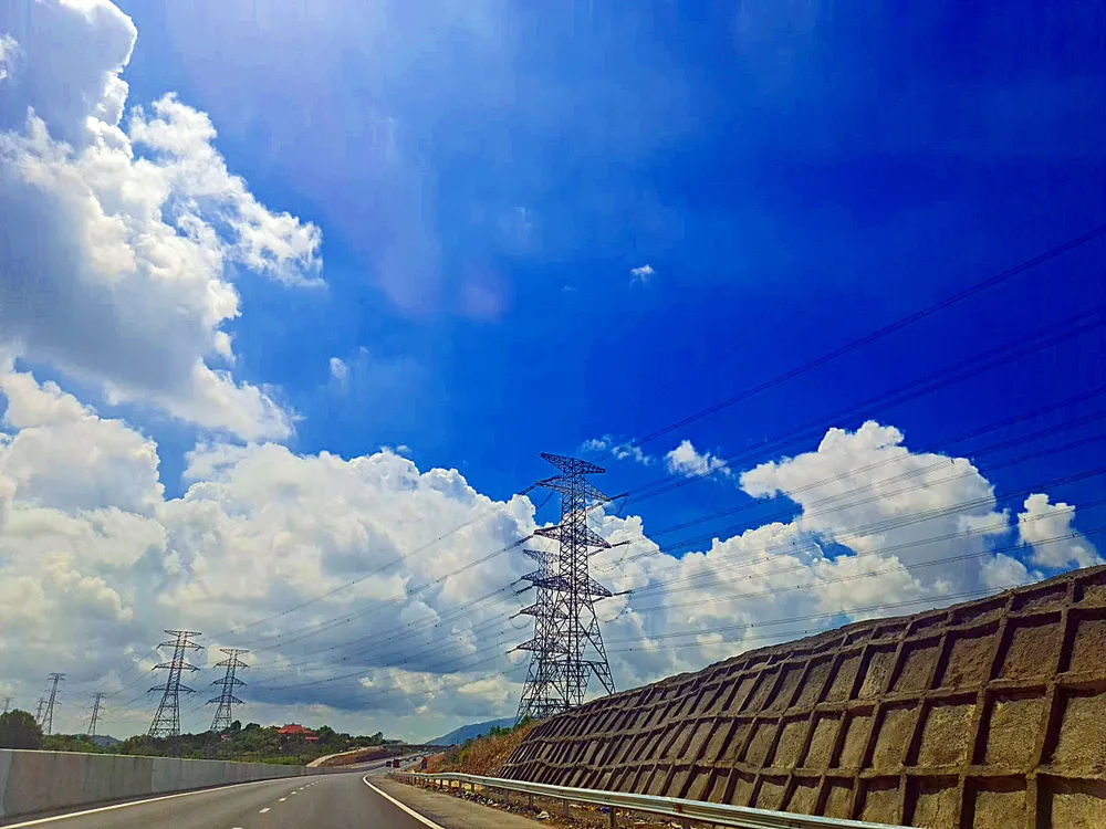 Nhiều đoạn công nhân vẫn còn thi công taluy dương các vách núi. Ảnh PN. Nhiều đoạn công nhân vẫn còn thi công taluy dương các vách núi. Ảnh PN.