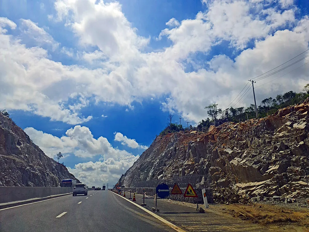 Hiện cao tốc Phan Thiết-Dầu Giây vẫn còn nhiều đoạn đang thi công. Ảnh PN.