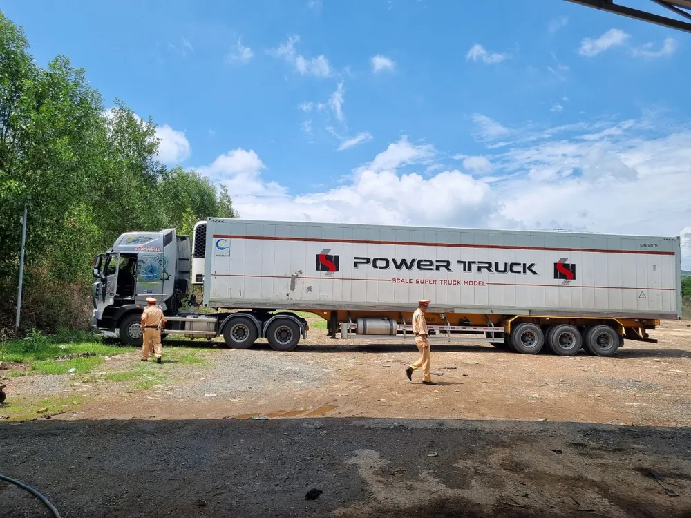 Lực lượng CSGT phát hiện xe container đang đậu trong bãi xe ở Hàm Thuận Nam. Ảnh: PP.