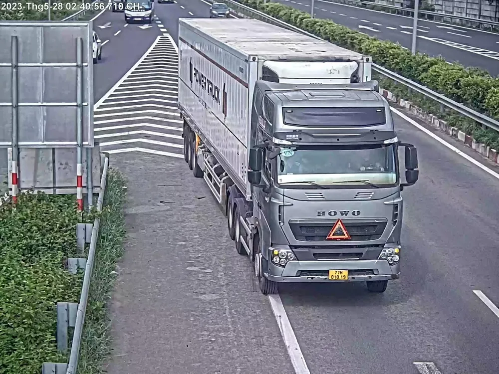 Hình ảnh xe lùi trên cao tốc Long Thành-Dầu Giây trích xuất từ camera.