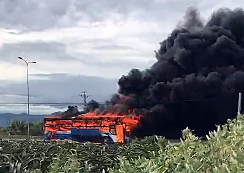 Vụ cháy xe khách vào tháng 7-2022 trên QL1A đoạn qua Bình Thuận. Ảnh PĐ.