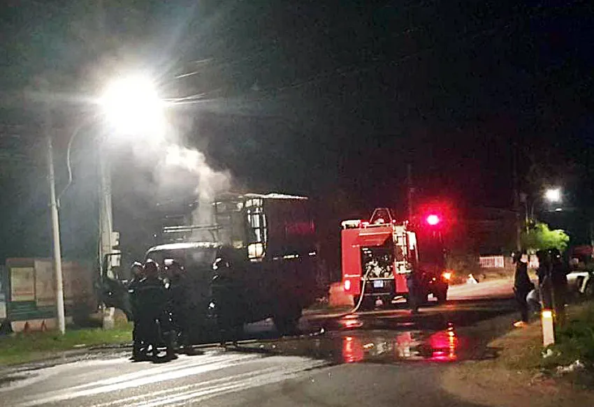 Cảnh sát PCCC Bình Thuận dập tắt vụ cháy ôtô trên địa bàn. Ảnh PP.